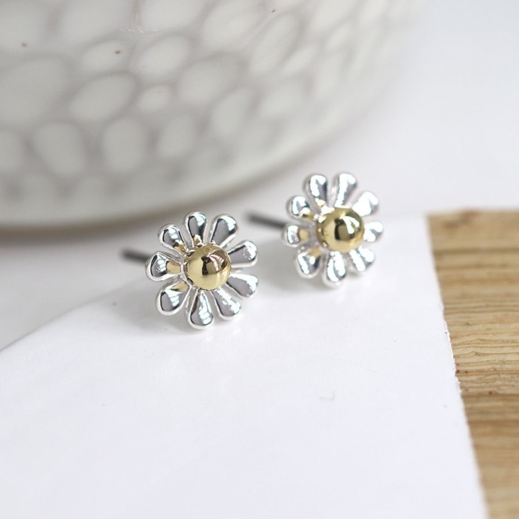 Pom Silver plated and golden daisy stud earrings